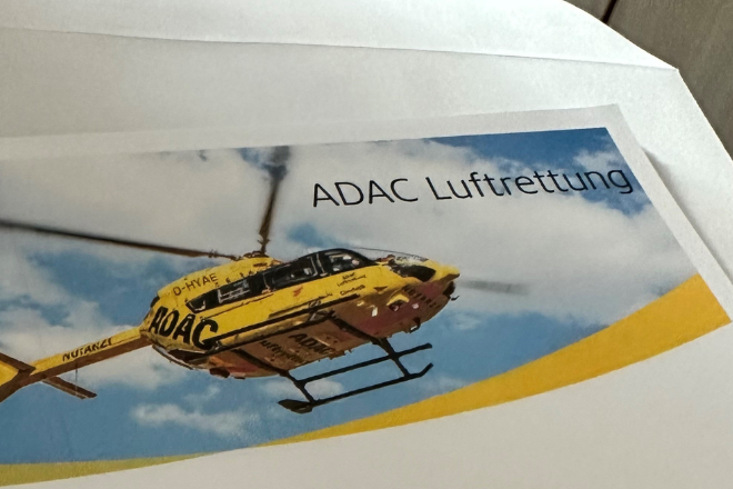 Das ADAC Luftrettungszertifikat ist zu sehen. Drauf abgebildet ein gelber ADAC Rettungshubschrauber.