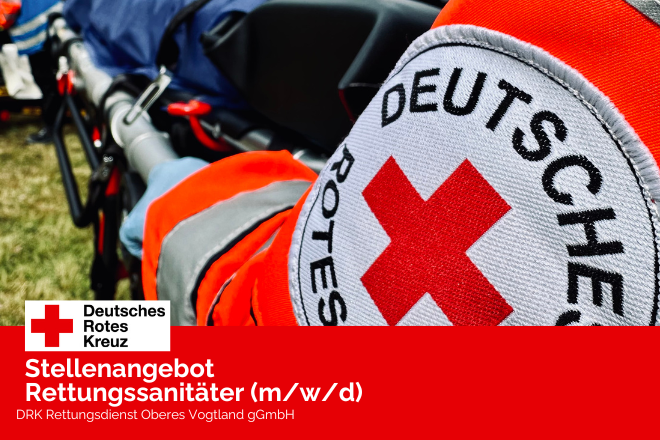 Armelabzeichen DRK einer Rettungsdienstjacke, im Hintergrund verschwommen eine Trage mit Patient.
