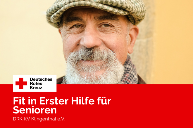 Senior mit Bart und Mütze lächelt.