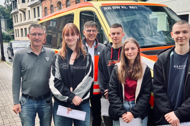 Unsere Azubis werden vom Leiter Rettungsdienst und vom Geschäftsführer begrüßt.