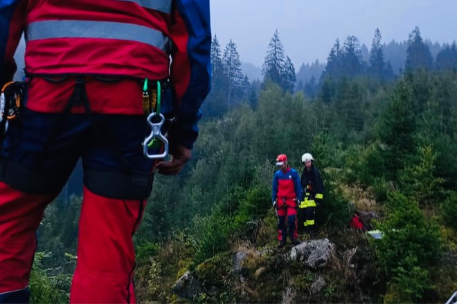 Der Gruppenführer der Bergwacht beobachtet den Übungsablauf.