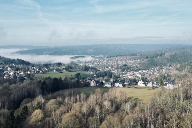 Klingenthal in Morgenstimmung von einer Drohne aus fotografiert. Im Tal ist noch Nebel zu sehen.