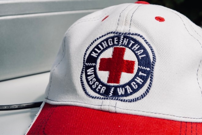 Basecap der Wasserwacht Klingenthal mit Emblem in weiß-blau-rot