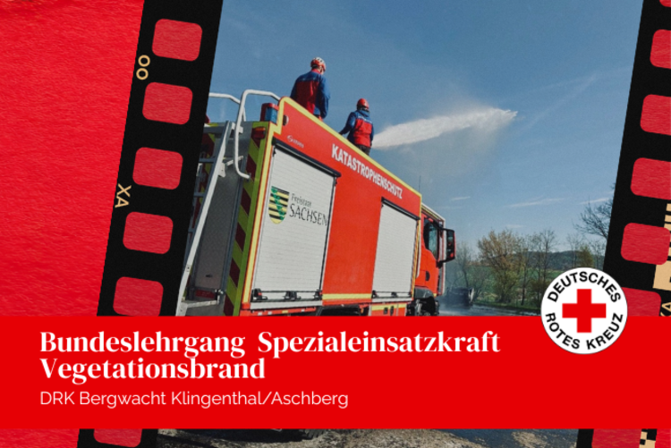 Zwei Kameraden der Bergwacht stehen auf einem Feuerwehrauto und üben mittels Spritze die Bekämpfung eines Wiesenfeuers.