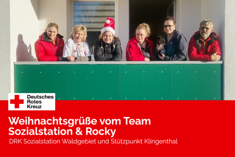 Ein Teil des Teams der DRK Sozialstation Waldgebiet steht auf dem Balkon.