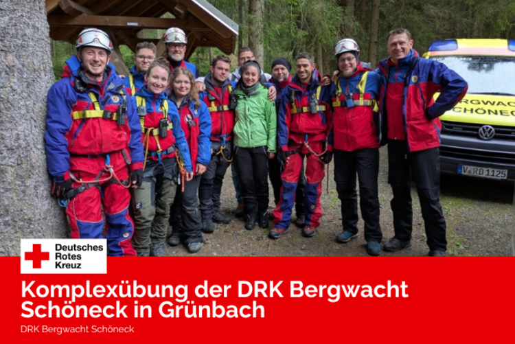 Die Kameradinnen und Kameraden der DRK Bergwacht Schöneck stehen zum Gruppenfoto zusammen. Im Hintergrund sieht man den gelben VW Bus der Bergwacht.