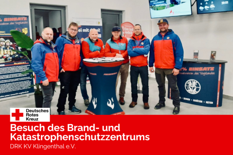 Die Kameraden der Bergwachten Horska Sluzba Bublava, Schöneck und Klingenthal /Aschberg stehen zum Gruppenfoto im neuen Brandschutz- und Katastrophenschutzzentrum.