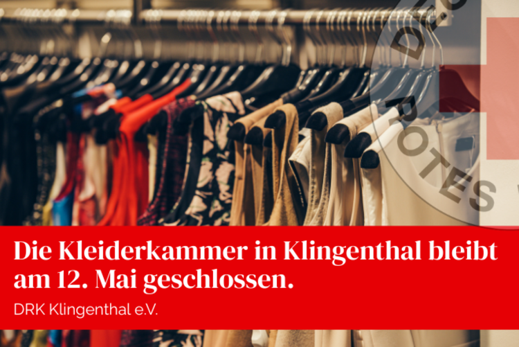 Eine Kleiderstange, auf der beigefarbene Tops und rote Tops angeordnet sind.