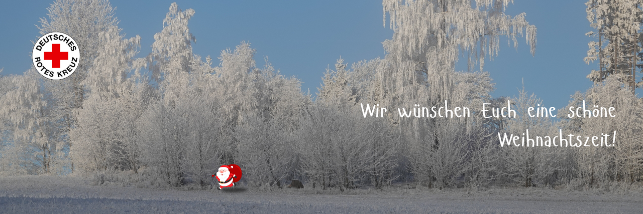 Wir wünschen euch ein schönes Weihnachten! Winterlandschaft mit weiß verschneiten Bäumen und einem Weihnachtsmann.