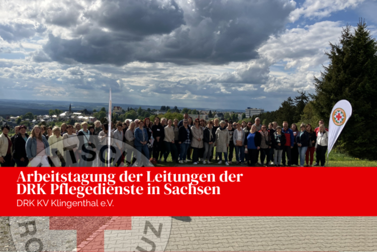 Gruppenfoto der Landesleitenden der DRK Pflegedienste Sachsen am Platz vor der Bergwachthütte in Schöneck.