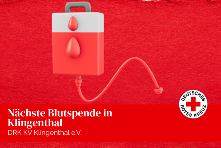 Blutspende in Klingenthal, rotes Recyclingpapier im Hintergrund, im Vordergrund ein Tropf mit Blut und Buttropfen
