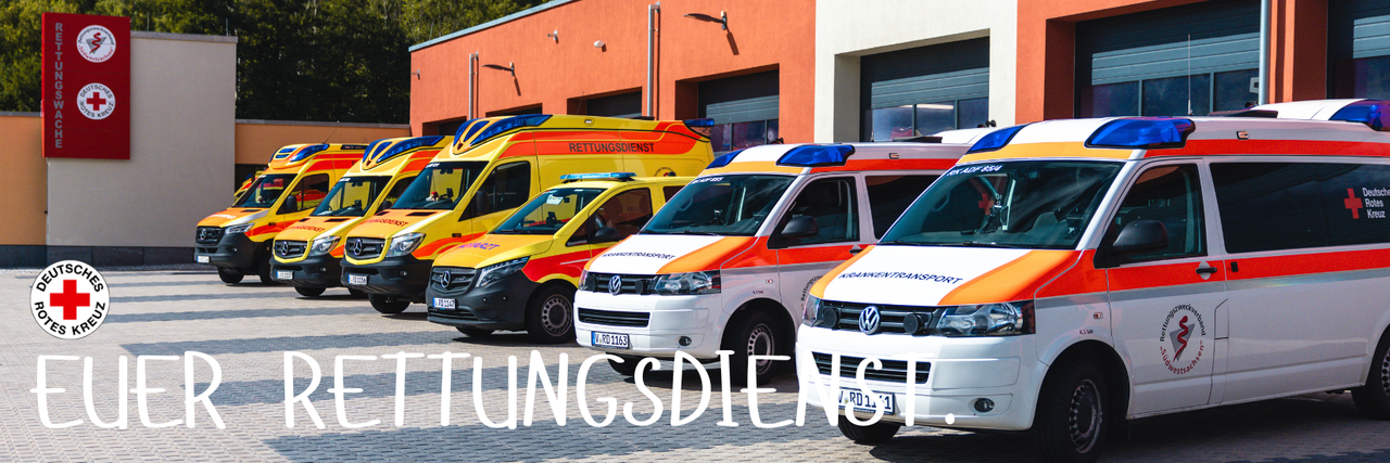 Die Rettungswagen und Krankenwagen stehen vor der Wache in Adorf.