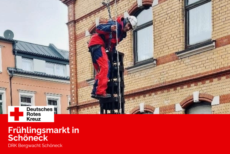 Ein Kamerad der Bergwacht Schöneck, gut gesichert, beim Kistenstapeln.