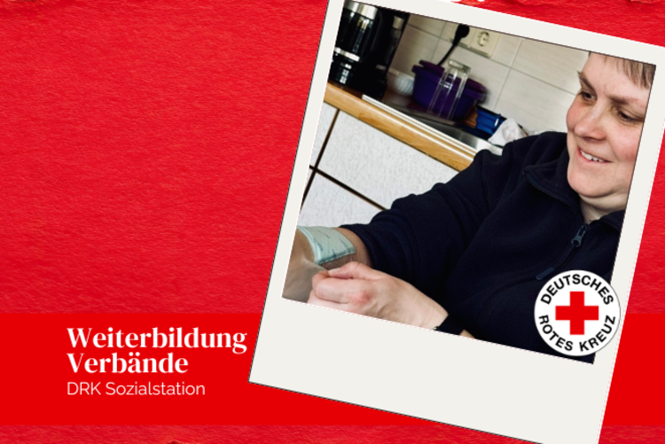 Eine Mitarbeiterin der DRK Sozialstation lächelnd beim Üben von Verbänden.