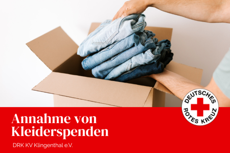 Weißer Hintergrund und ein Karton, in welche ein Mensch gerade fünf Jeanshosen in unterschiedlichen Blautönen packt. Die Jeans sind sorgfältig gefalten und die Arme des Menschen sind zu sehen.