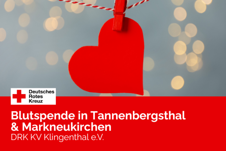 Ein Herz hängt an einer Leine, im Hintergrund funkeln Lichter.