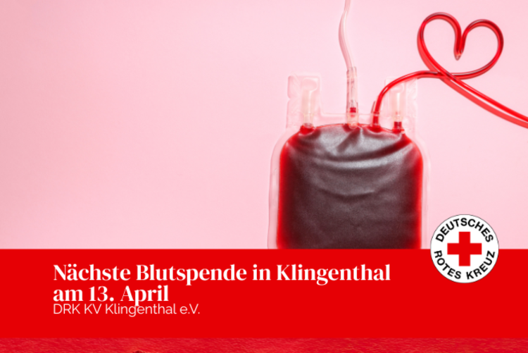 Rosafarbener Hintergrund mit einem Blutspendebeutel dessen Schlauch in Herzform gelegt wurde.