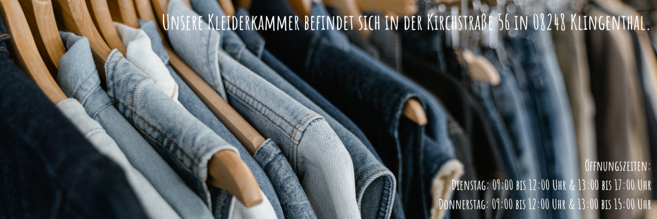 Kleiderbügel mit Jeanshemden, Unsere Kleiderkammer befindet sich in der Kirchstraße 56 in 08248 Klingenthal. Öffnungszeiten: dienstags von 9 bis 12 Uhr und von 13 bis 17 Uhr und donnerstags von 9 bis 12 Uhr und von 13 bis 15 Uhr