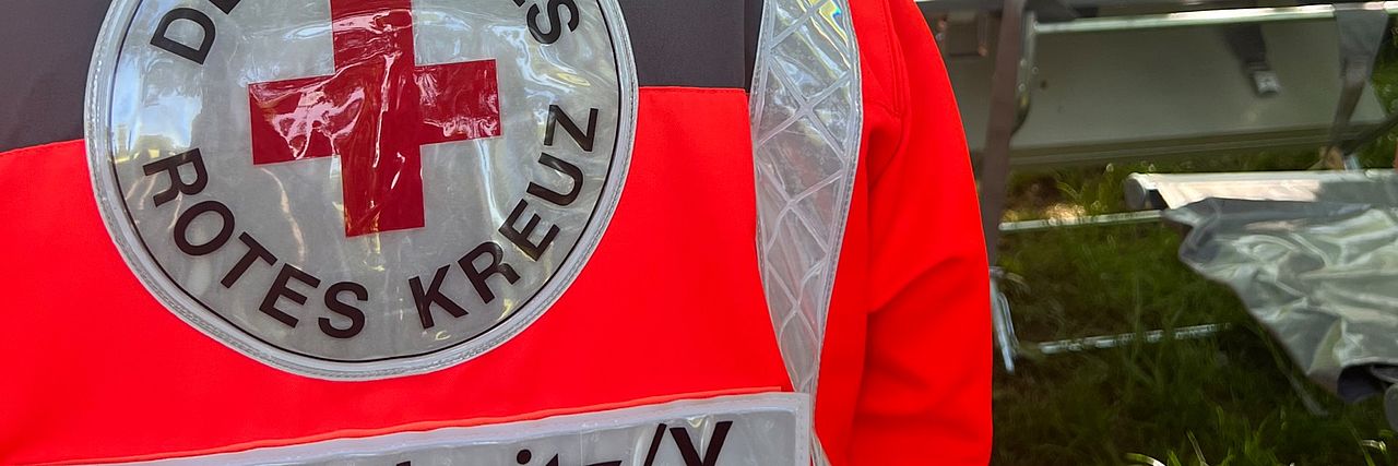Eine Jacke mit dem Rotkreuz - Emblem auf der Rückseite