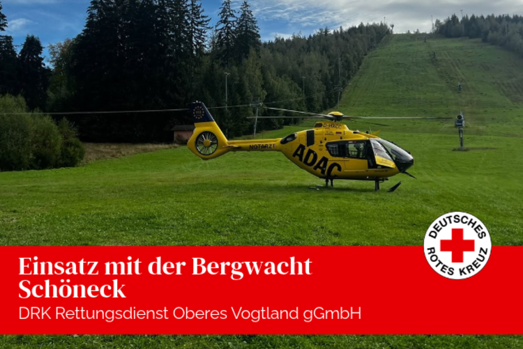 Christoph 46 steht auf dem grünen Skihang in Schöneck und wartet auf den Verletzten Biker.