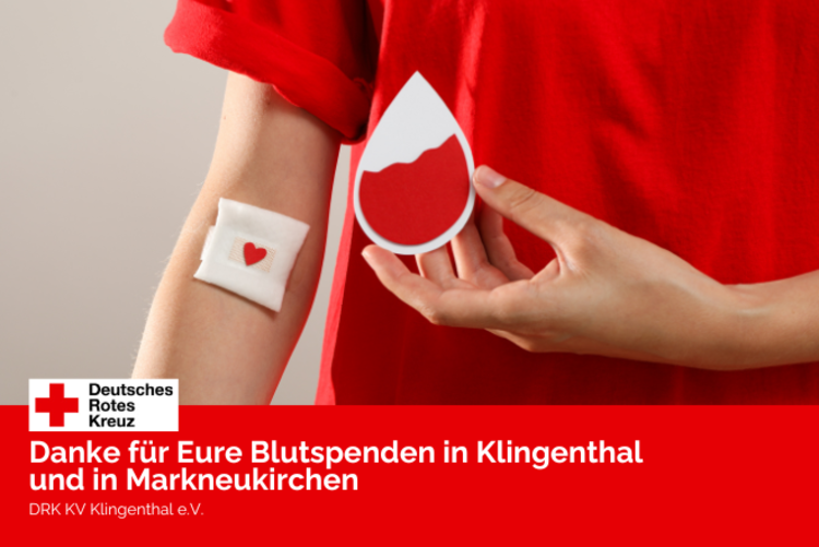 ein rotes T-Shirt, kurzarm und ein Pflaster in der Ellenboge mit Herz