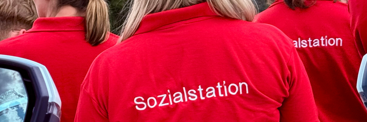 Gesticktes Logo unserer DRK Sozialstation Gesticktes Logo unserer Sozialstation in weiß auf roten T-Shirts