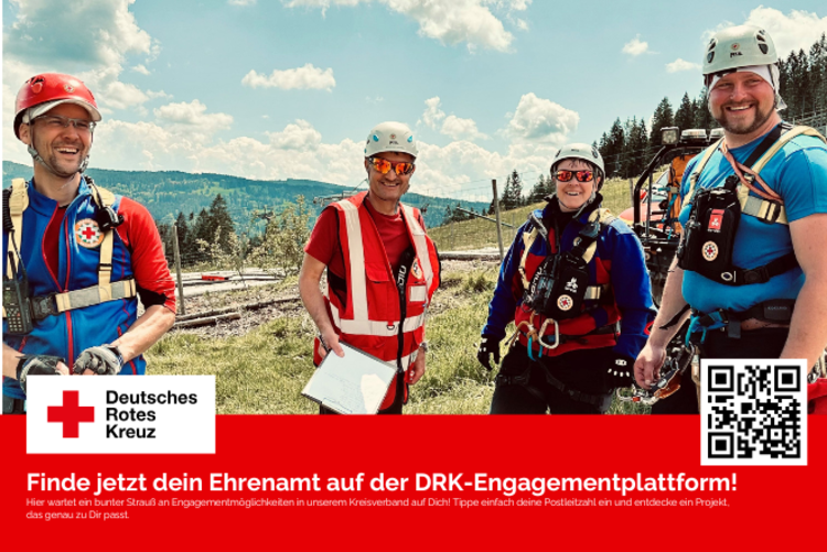 3 Kameraden und eine Kameradin der DRK Bergewacht Klingenthal/Aschberg stehen in REttungsausrüstung zusammen und lachen in die Kamera.