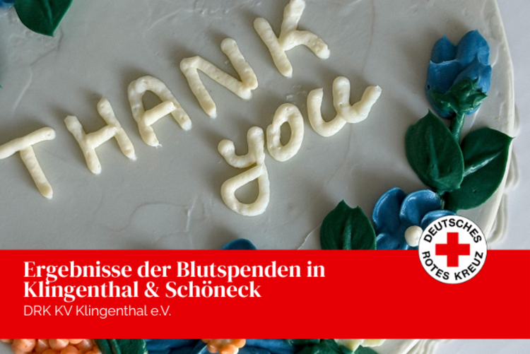 Ein Ausschnitt einer Torte mit Sahneschrift THANK YOU und blauen Marzipanblüten.