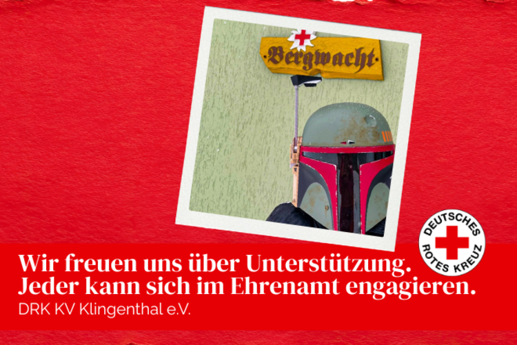 Mensch mit einem Helm aus Star Wars steht vor der Bergwacht-Hütte in Mühlleithen.