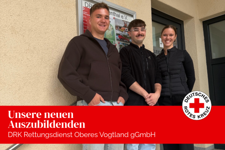 Von links nach rechts: Joey, Felix und Fiona stehen vor der Zentrale des DRK Kreisverbandes Klingenthal.