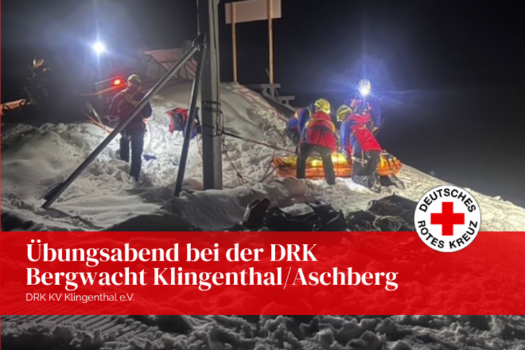 Die Kameraden der Bergwacht üben im Schnee und Flutlicht an der Schanze. 