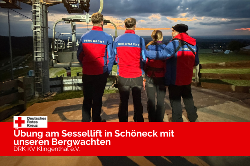 Unsere Bergretter stehen zusammen und schauen ins Tal in Richtung Sessellift Schöneck.