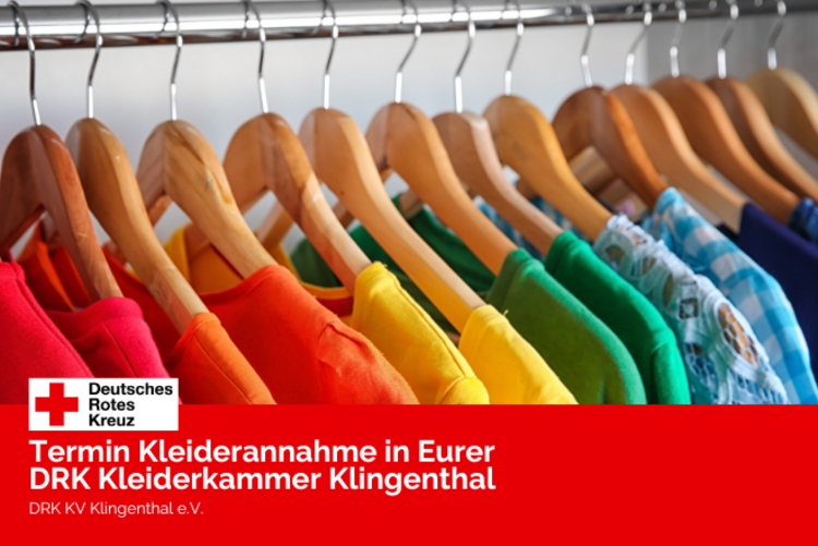 Bunte T-Shirts hängen, farblich sortiert, auf einer Kleiderstange.