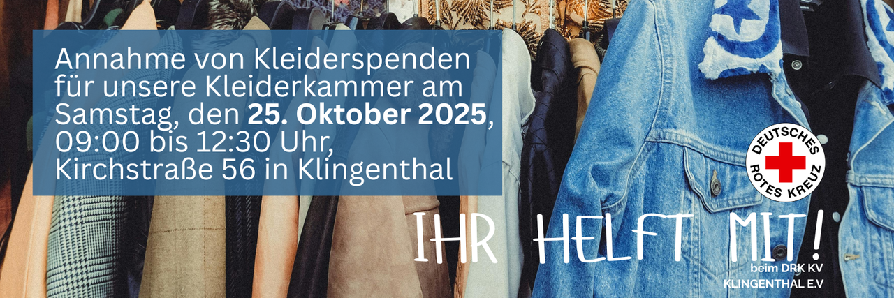 Kleidung auf einer Kleiderstange, im Vordergrund eine Jeansjacke.