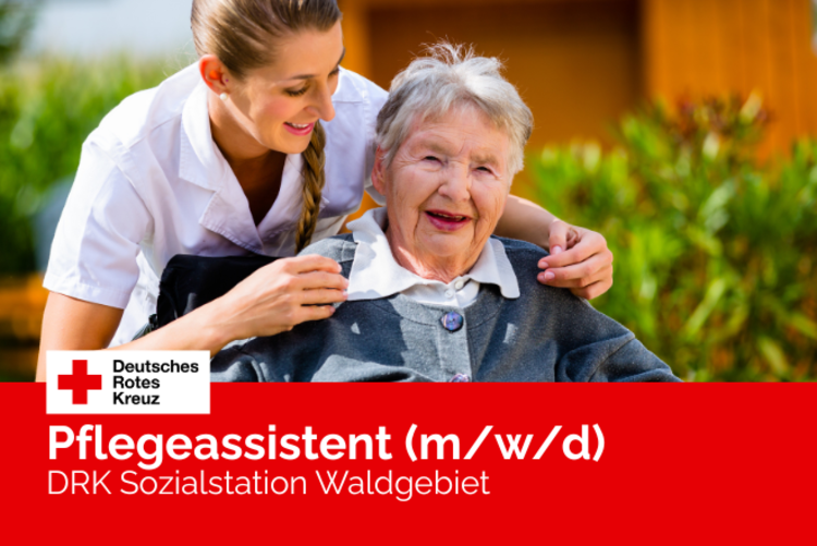Eine Seniorin sitzt im Rollstuhl, lächelt und eine Pflegerin beugt sich zu ihr.