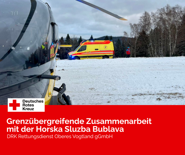 Der Rettungshubschrauber Christoph 46 im Vordergrund, im Hintergrund der KTW der Rettungsdienst Oberes Vogtland gGmbH und ein Mitarbeiter der Horska Sluzba Bublava.
