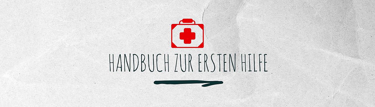 Handbuch zur Ersten Hilfe mit rotem erste Hilfe Koffer.
