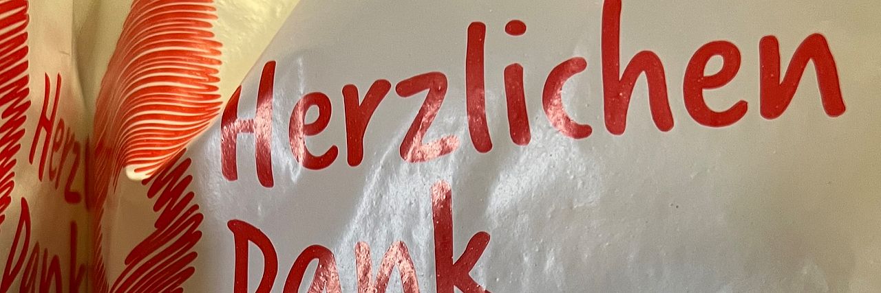 Tüte des DRK mit der Aufschrift: Herzlichen Dank!